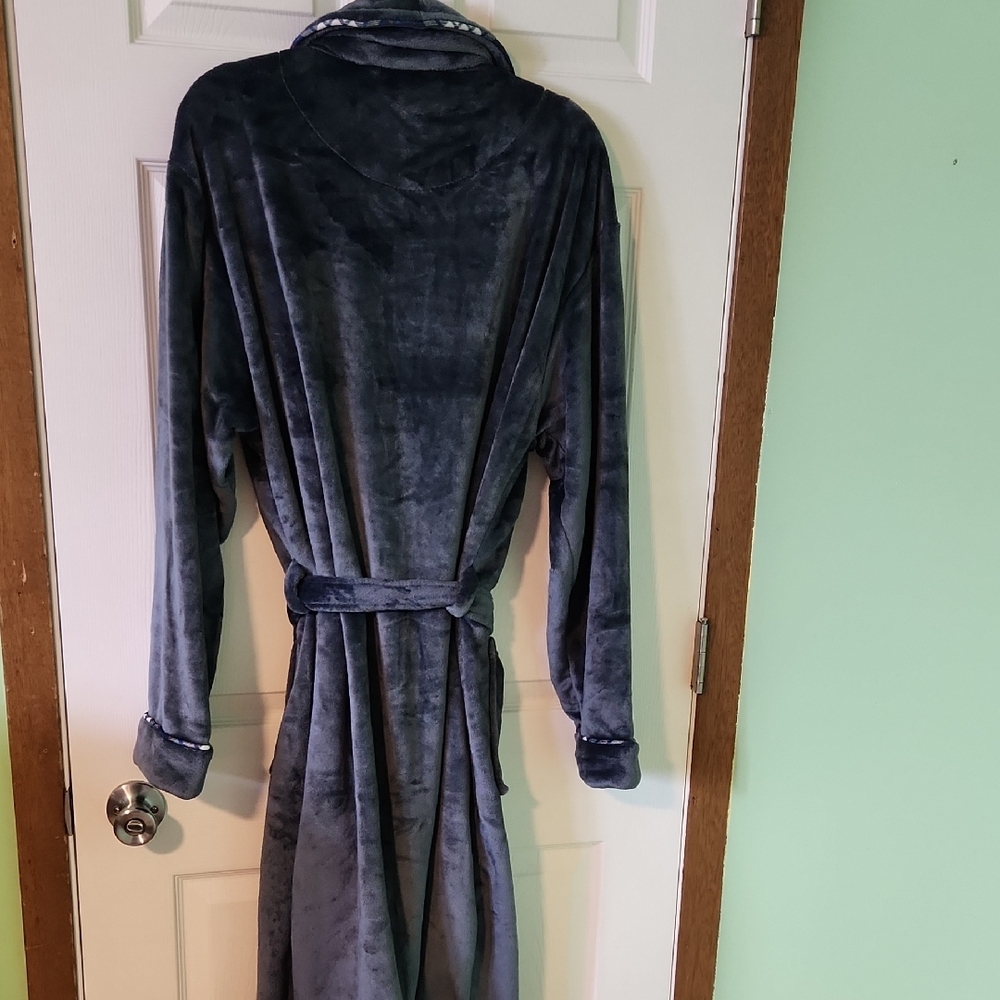 Bundle Of 2 Tommy Bahama Charcoal Plush Robes. NWOT - Picture 9 of 9